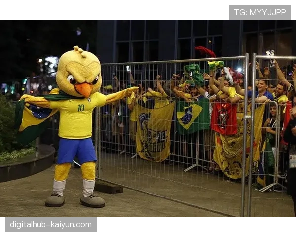 花絮：吉祥物“摔跤熊”在场边模仿选手动作，成为社交媒体热门话题