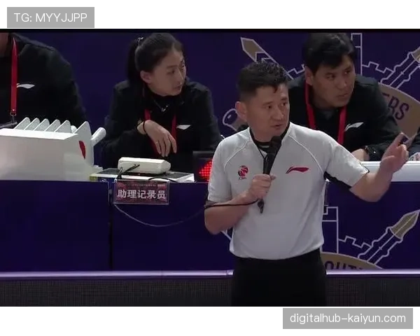 VAR监控中心技术人员实时控制主裁判麦克风开启